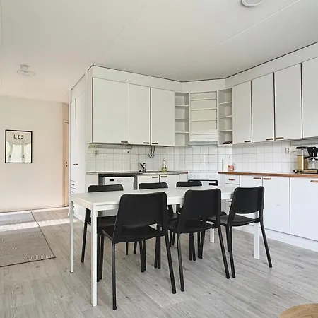 Lägenhet 3-bedroom Apt, Free Parking&wifi Björneborg